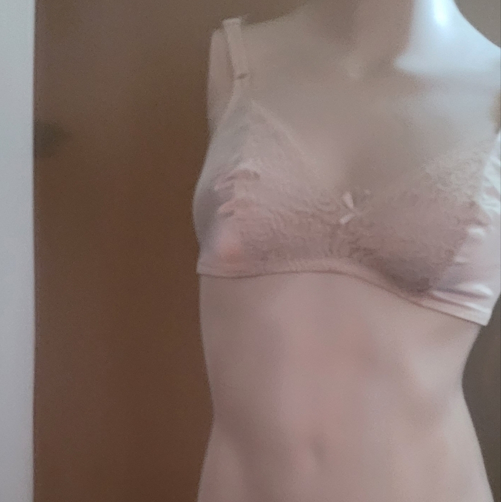 Bali Sample NWOT size 34C no wire lace. Straps has some stains  from machine.